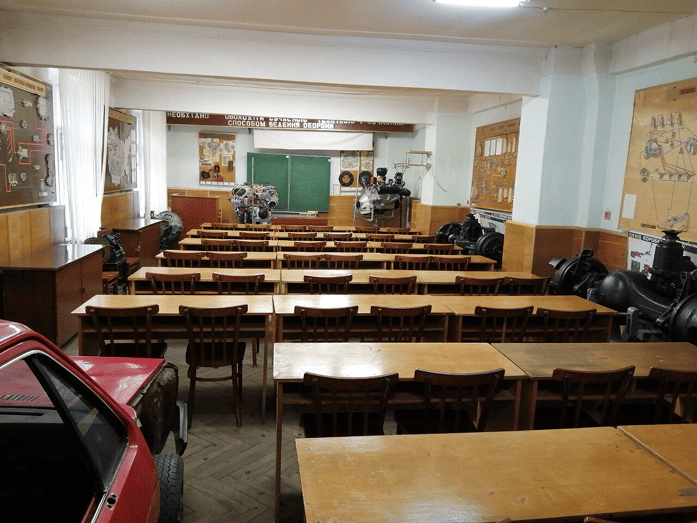 Клас з будови автомобіля і охорони праці